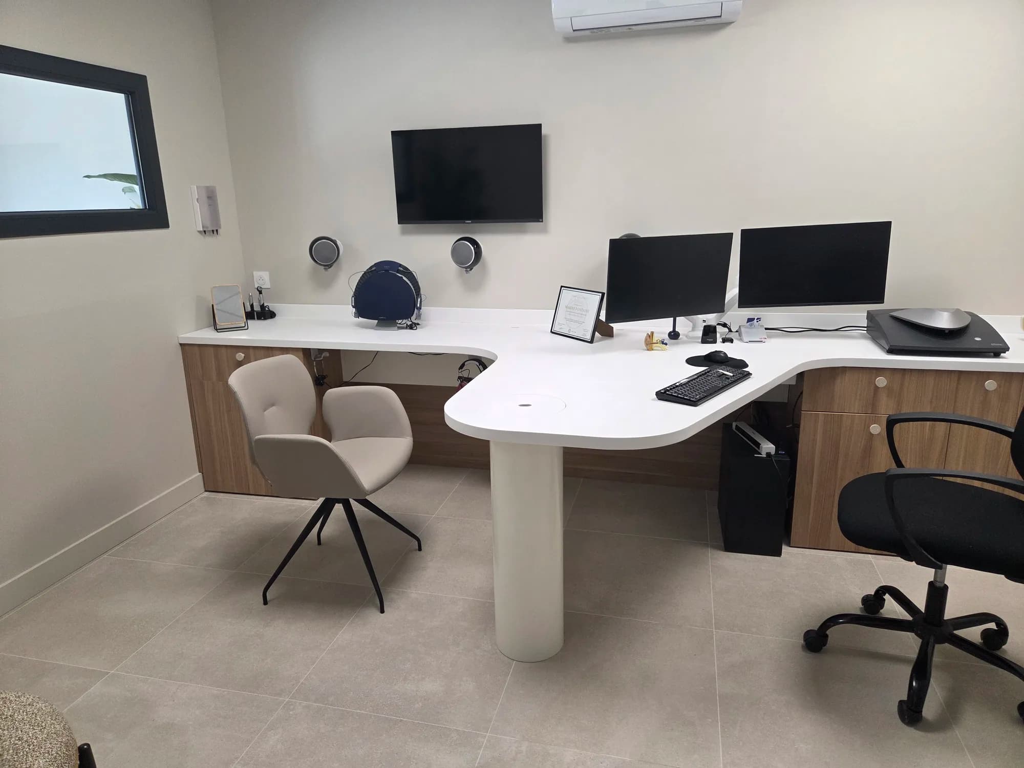 L’espace de consultation du centre : bureau clair et fauteuils.